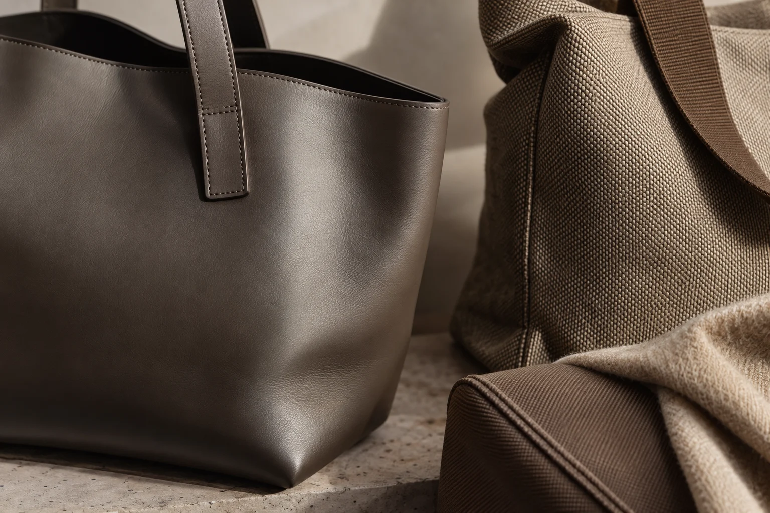 Nahe Ansicht glatter und gewebter unmarkierter Taschenmaterialien in neutralen Farben.